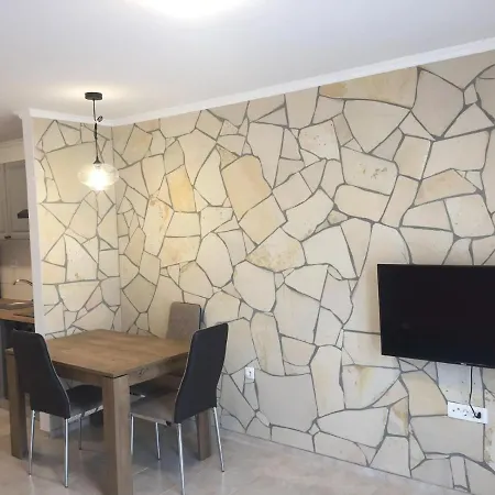 Spacious In A Quiet Neighborhood Apartment