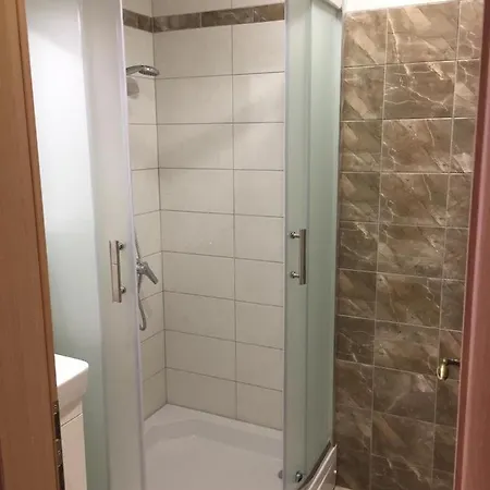Spacious In A Quiet Neighborhood Apartment