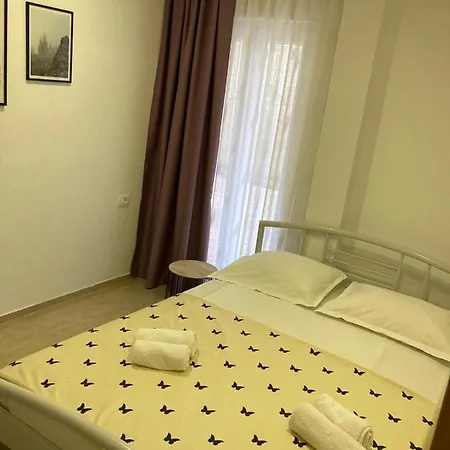 Spacious In A Quiet Neighborhood Apartment