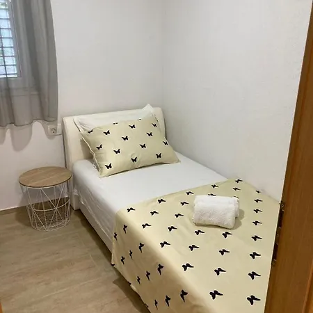 Spacious In A Quiet Neighborhood Apartment *